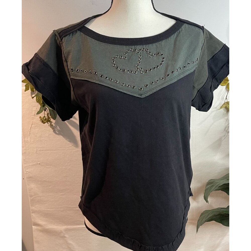 We The Free Black & Green Short Sleeve Top With Grommet Heart Design Size Small
